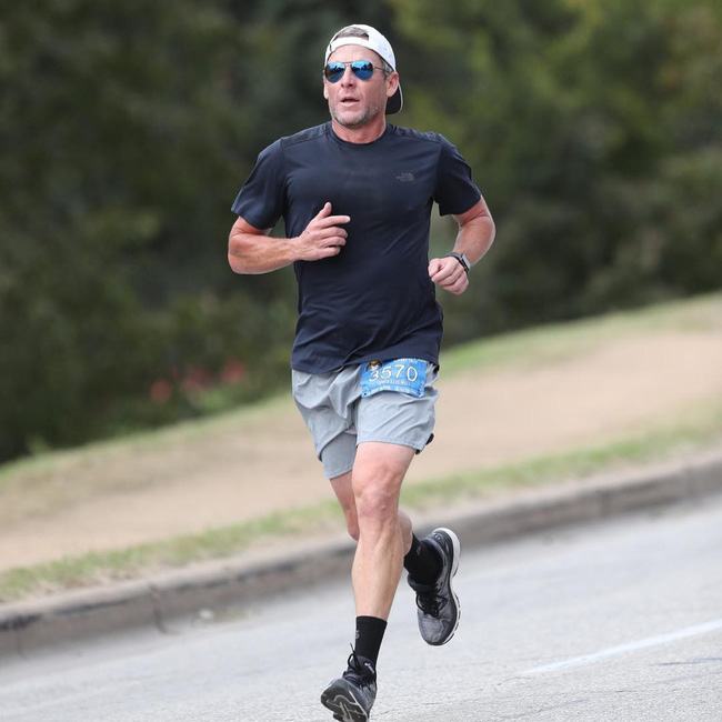 Lance Armstrong tham gia đường đua marathon để quyên góp từ thiện. 2