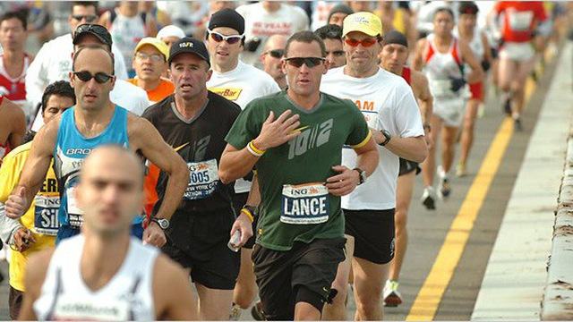 Lance Armstrong tham gia đường đua marathon để quyên góp từ thiện. 1