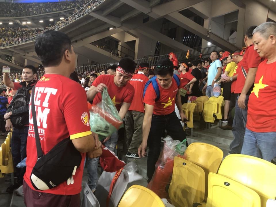 Sau trận chung kết lượt đi tại Malaysia, CĐV Việt Nam nhặt rác trên khán đài 2