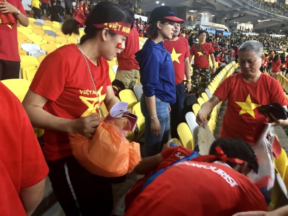 Sau trận chung kết lượt đi tại Malaysia, CĐV Việt Nam nhặt rác trên khán đài 3