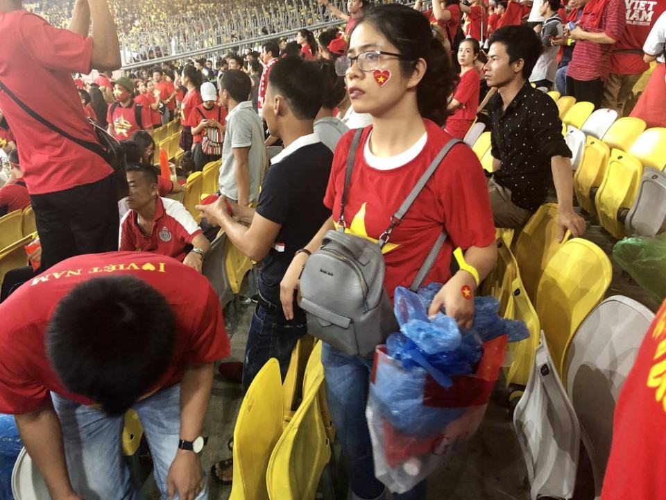 Sau trận chung kết lượt đi tại Malaysia, CĐV Việt Nam nhặt rác trên khán đài 4