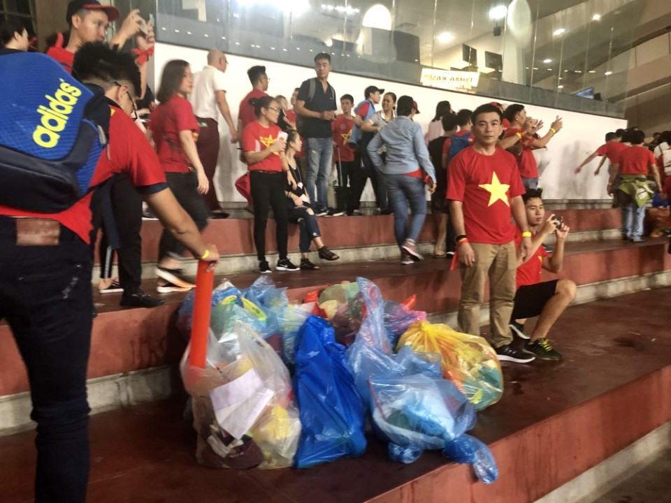 Sau trận chung kết lượt đi tại Malaysia, CĐV Việt Nam nhặt rác trên khán đài 5