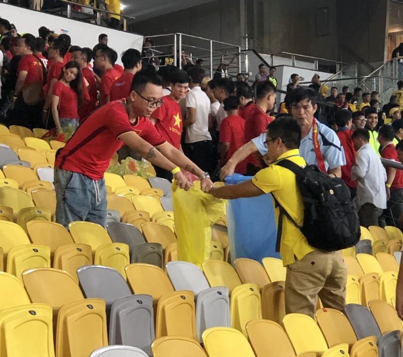 Sau trận chung kết lượt đi tại Malaysia, CĐV Việt Nam nhặt rác trên khán đài 1