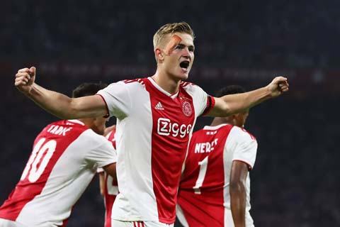 Trung vệ người Hà Lan Matthijis De Ligh từ chối các lời mời để tiếp tục ở lại Ajax Amsterdam. 2