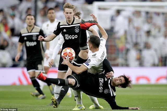 Real thảm bại trước Ajax - Nhà vua băng hà 3